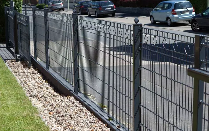 Doppelstabmattenzaun mit der oberen Reihe bestehend aus Rauten-Ornamenten