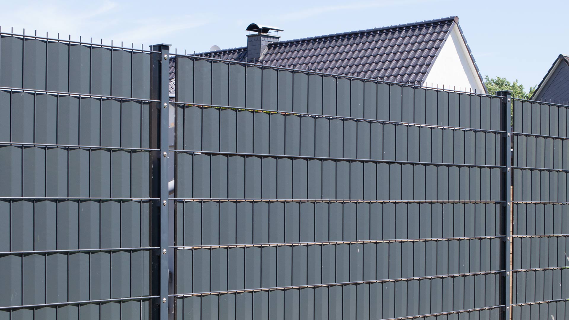 Klemmschienen für Sichtschutzstreifen, signalgrau