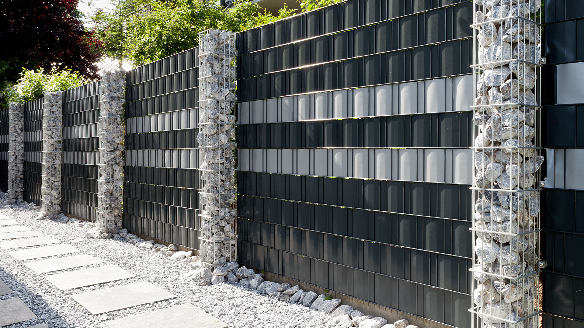 Gabionensäulen zwischen Doppelstabmatten mit Sichtschutz