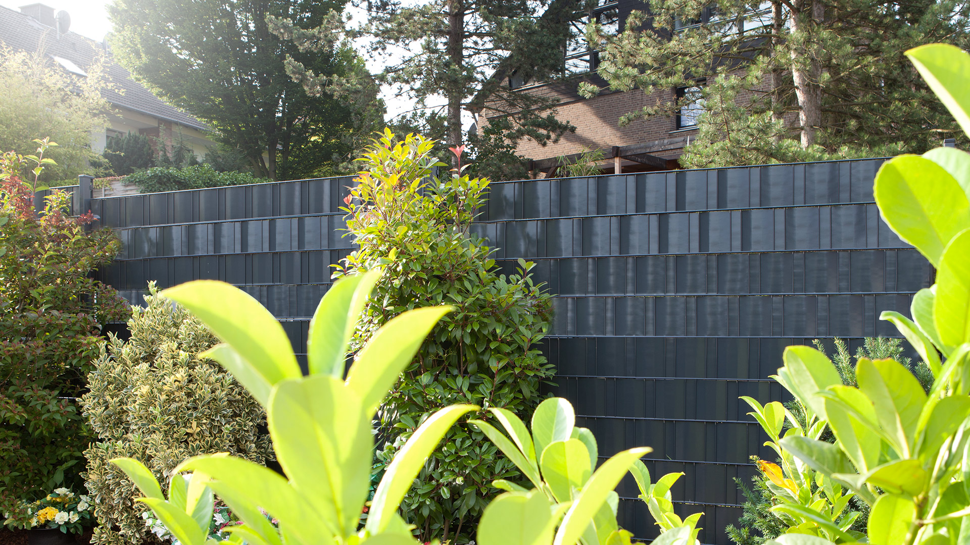 Doppelstabmattenzaun mit grauem Sichtschutz