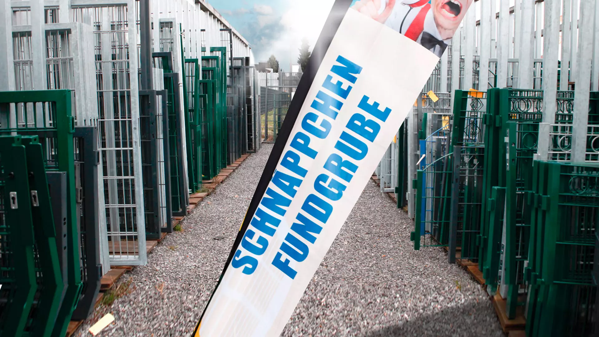 Schild mit der Aufschrift 'Schnäppchen Fundgrube' zwischen Reihen von Torflügeln im Freien