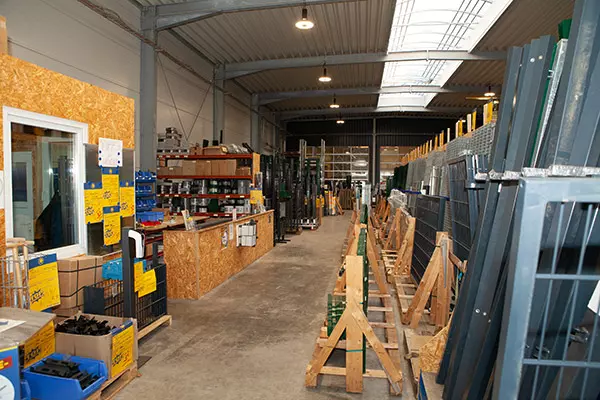 Lagerhalle mit Verkaufstheke und Pfosten