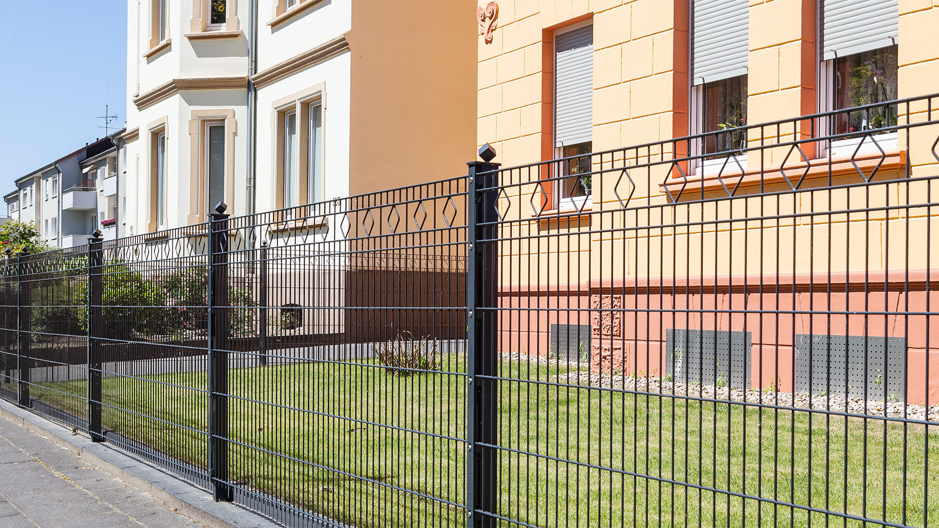 Doppelstabmattenzaun mit der oberen Reihe bestehend aus Rauten-Ornamenten