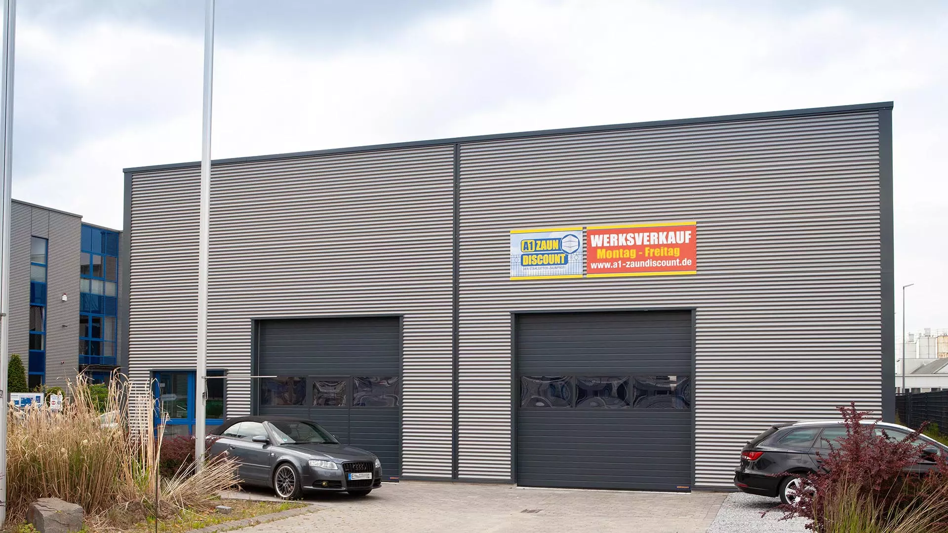 Lagerhalle mit zwei Rolltoren
