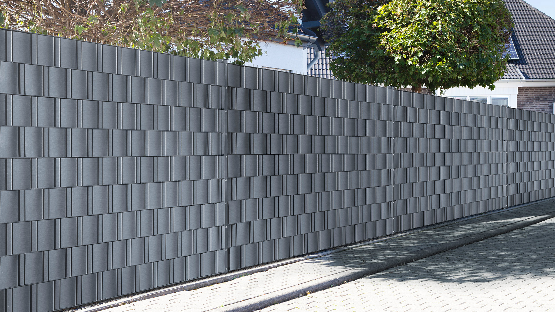 Sichtschutzzaun mit dunkler Lederoptik