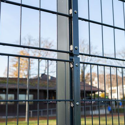 Steckzäune aus Aluminium oder WPC mit RhombusProfil