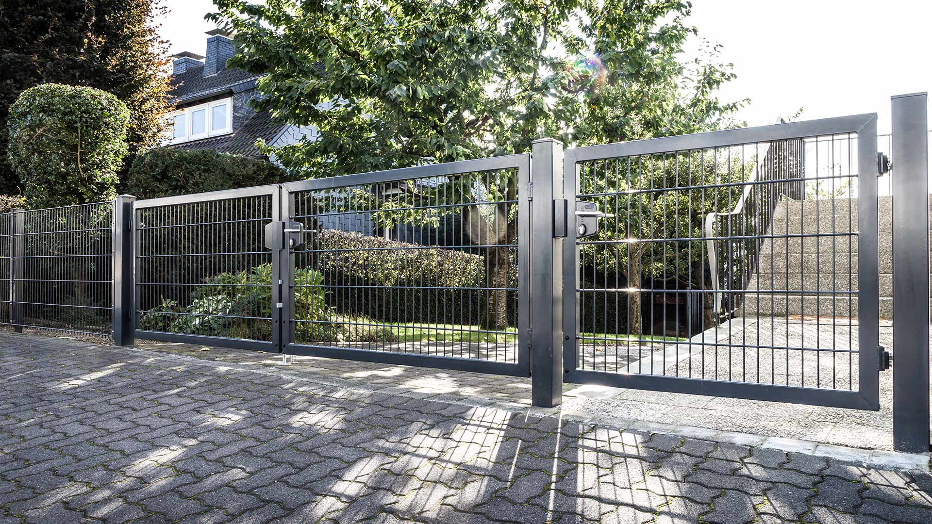 2flügelige Einfahrtstore und Hoftore aus Metall bestellen